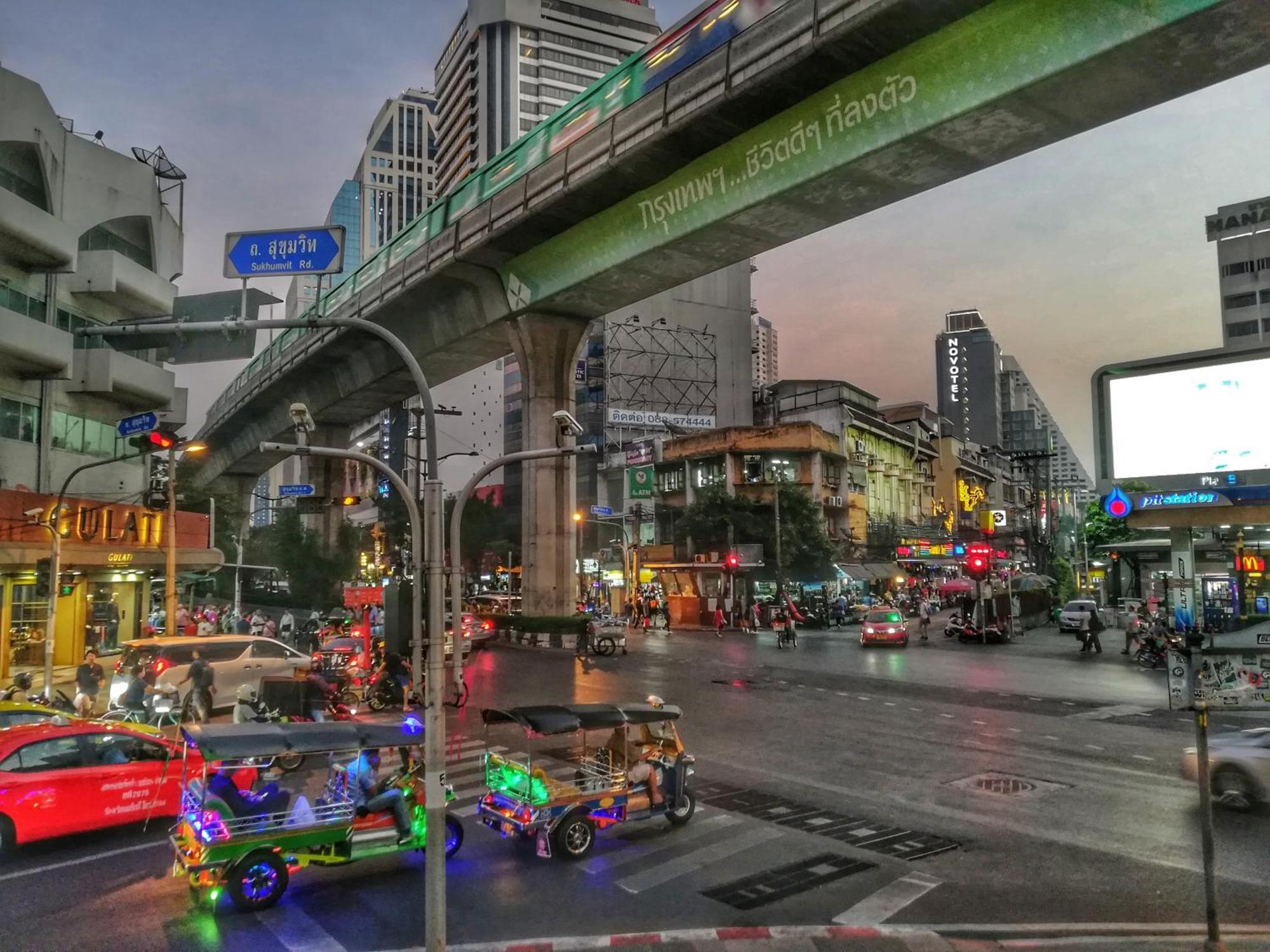 Отель Solitaire Bangkok Sukhumvit 11 Экстерьер фото