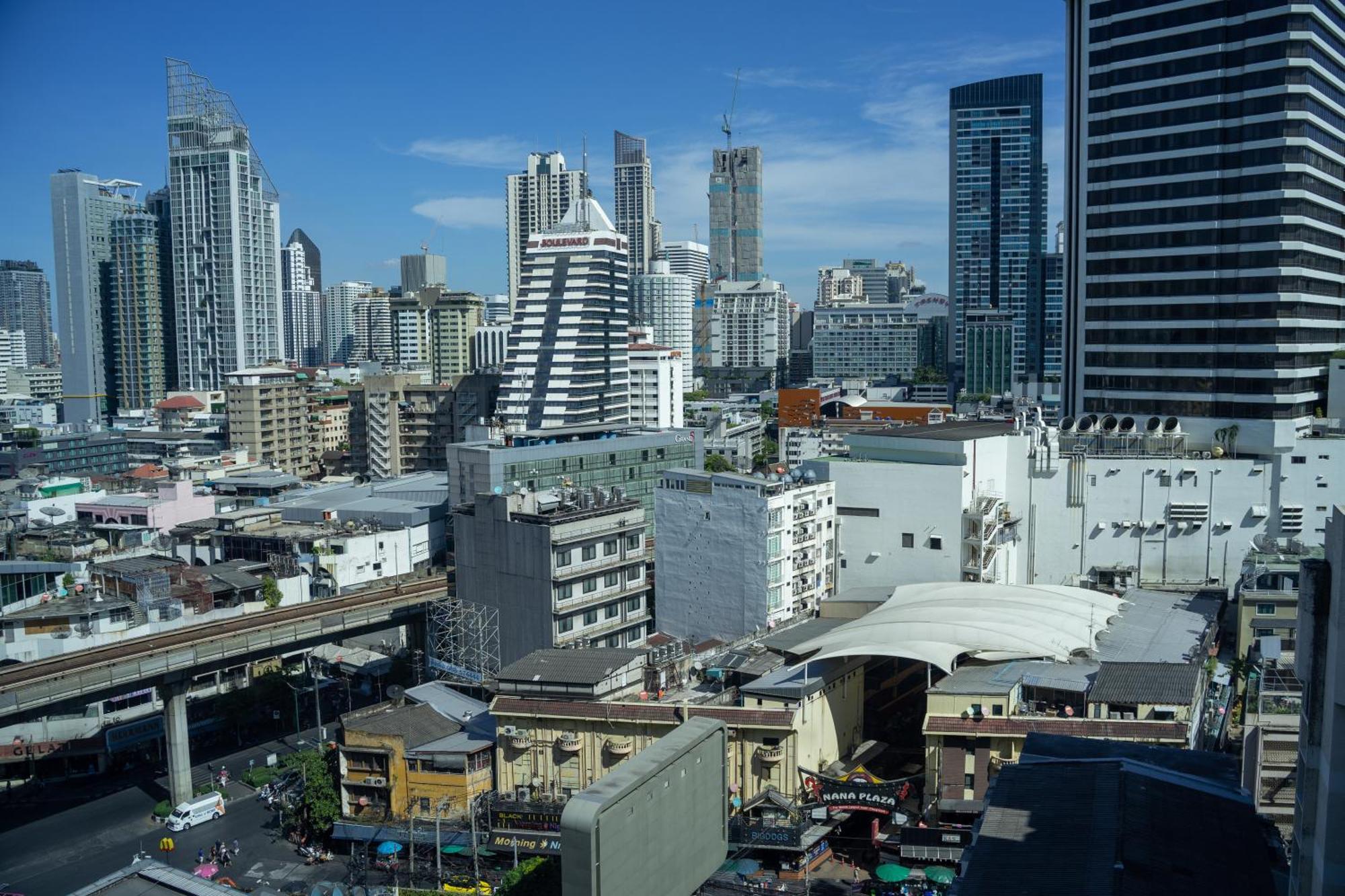 Отель Solitaire Bangkok Sukhumvit 11 Экстерьер фото